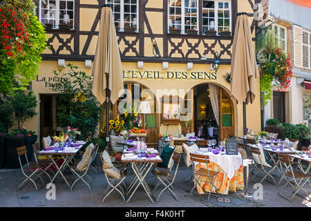 Mis à tables à l'extérieur en face de restaurant dans la ville de Strasbourg, Alsace, France Banque D'Images