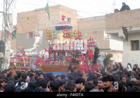 Deuil chiite touch et Ziarat Alams procession religieuse au cours de la Cinquième Mouharram-ul-Haram à Sukkur, le lundi 19 octobre, 2015. Credit : Asianet-Pakistan/Alamy Live News Banque D'Images