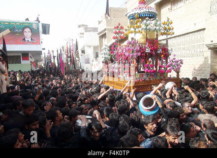 Deuil chiite touch et Ziarat Alams procession religieuse au cours de la Cinquième Mouharram-ul-Haram à Sukkur, le lundi 19 octobre, 2015. Credit : Asianet-Pakistan/Alamy Live News Banque D'Images