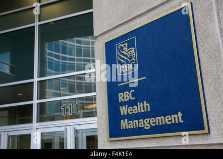 Un logo affiche à l'extérieur d'un immeuble de bureaux occupé par la Banque Royale du Canada (RBC) Gestion des avoirs en Rockville, Maryland le Oct Banque D'Images