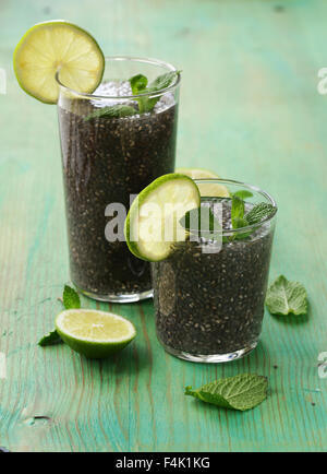 Semences chia boire avec de la chaux et de menthe - Alimentation saine Banque D'Images