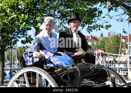 Harlingen frise poignardant anneau ou ring drive est une tradition folklorique horse panier ( lance à travers un anneau essaie de poignarder ) Nethe Banque D'Images