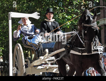 Harlingen frise poignardant anneau ou ring drive est une tradition folklorique horse panier ( lance à travers un anneau essaie de poignarder ) Nethe Banque D'Images