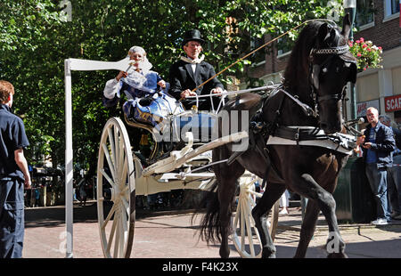 Harlingen frise poignardant anneau ou ring drive est une tradition folklorique horse panier ( lance à travers un anneau essaie de poignarder ) Nethe Banque D'Images