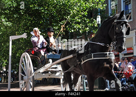 Harlingen frise poignardant anneau ou ring drive est une tradition folklorique horse panier ( lance à travers un anneau essaie de poignarder ) Nethe Banque D'Images