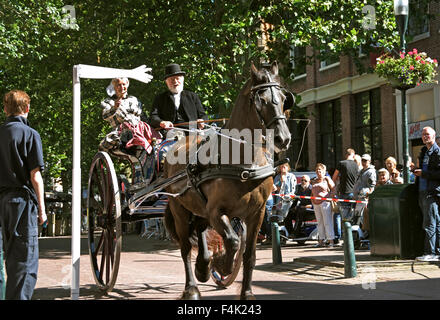 Harlingen frise poignardant anneau ou ring drive est une tradition folklorique horse panier ( lance à travers un anneau essaie de poignarder ) Nethe Banque D'Images