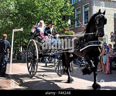 Harlingen frise poignardant anneau ou ring drive est une tradition folklorique horse panier ( lance à travers un anneau essaie de poignarder ) Nethe Banque D'Images