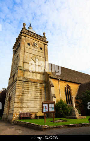 L'église Saint Laurent, Bourton-on-the-water, Cotswolds, Gloucestershire, Angleterre Banque D'Images