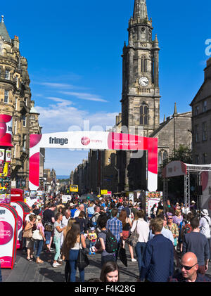 dh Edinburgh Fringe Festival ROYAL MILE EDINBURGH SCOTLAND les touristes été soleil rue foule ville les foules animées attirent les touristes Banque D'Images