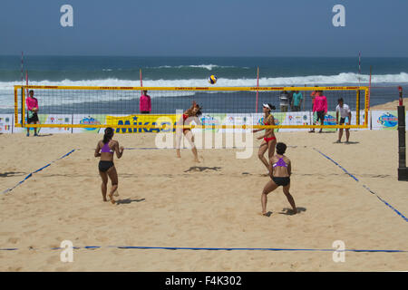 Le beach-volley est un sport qui se joue sur la plage de sable et aire de jeux Banque D'Images