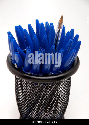 Bic cristal bleu plumes en noir étui à crayons Banque D'Images