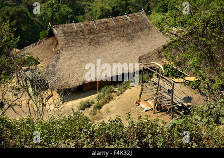 Maison longue de la Li en tribu Nyat Wun village d'en haut, l'État de Shan, Myanmar Banque D'Images