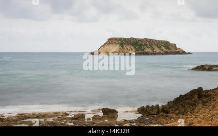 Seascape rocheux avec la petite île de geronisos à st. Georges cape à Paphos à Chypre ville Banque D'Images