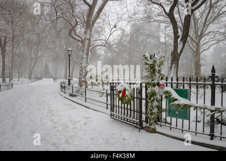 Madison Square Park couvert de neige. L'hiver dans le quartier Flatiron, Manhattan, New York City, USA Banque D'Images