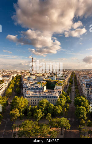 Au-dessus de Paris : la Tour Eiffel et avenues bordées d'Iéna, Paris (France) et leurs bâtiments haussmanniens. France Banque D'Images