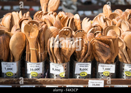 Des ustensiles de cuisine en bois d'olivier en vente sur une échoppe de marché en Provence France Banque D'Images