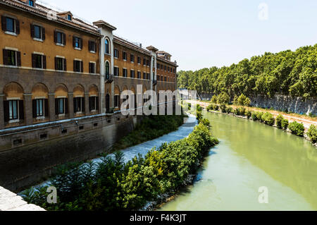 Rome, Italie - 7 août 2015 : vue sur le Tibre du pont Fabricio Banque D'Images