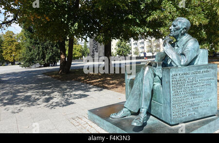 Statue de Jan Karski, Musée de l'histoire des Juifs polonais Varsovie Pologne Banque D'Images