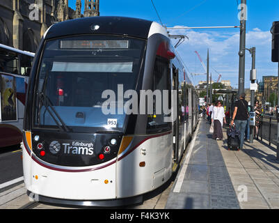 L'arrêt de tramway dh YORK PLACE EDINBURGH Edinburgh tram station passagers sur la plate-forme tram voitures Banque D'Images