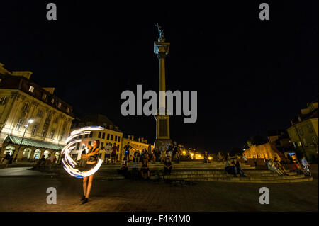 Un artiste de rue danse avec le feu dans la vieille ville de Varsovie, Pologne Banque D'Images