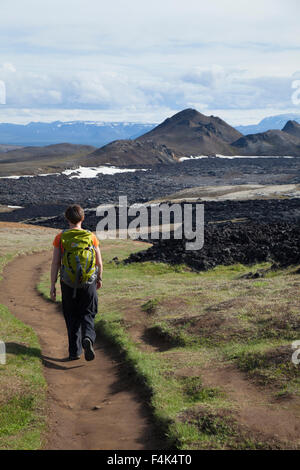 Randonneur sur le sentier Leirhnjukur, champ de lave volcanique de Krafla, 73320 Nordhurland Eystra, Islande. Banque D'Images