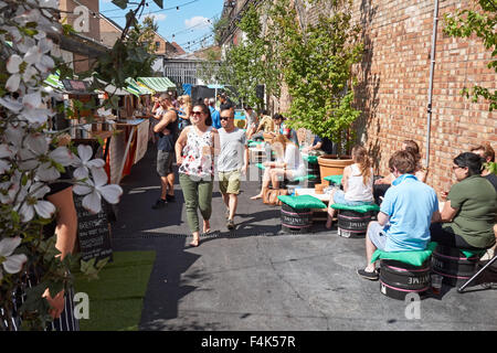 Cafés et bars branchés en Shepherds Bush Market, Londres Angleterre Royaume-Uni UK Banque D'Images