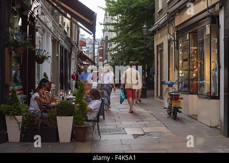 Les gens assis à l'extérieur restaurant à Mayfair, Londres Angleterre Royaume-Uni UK Banque D'Images