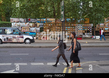 Peintures à vendre de vendeur de rue sur Piccadilly Street, London England Royaume-Uni UK Banque D'Images