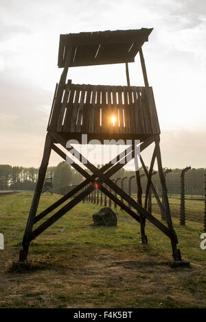 Une tour de garde donnant sur le camp de concentration d'Auschwitz II-Birkenau Oswiecim Banque D'Images