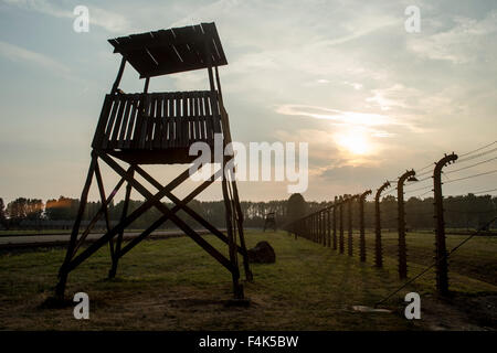 Une tour de garde donnant sur le camp de concentration d'Auschwitz II-Birkenau Oswiecim Banque D'Images