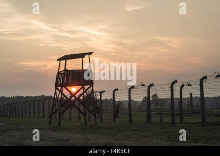 Une tour de garde donnant sur le camp de concentration d'Auschwitz II-Birkenau Oswiecim Banque D'Images