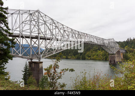 COLUMBIA RIVER GORGE, Oregon, USA - Pont des dieux. Banque D'Images