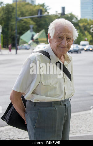 Un vieil homme pose pour une photo à Varsovie, Pologne Banque D'Images