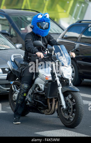 Un motocycliste porte un casque d'humour en attendant dans le trafic en Varsovie, Pologne Banque D'Images