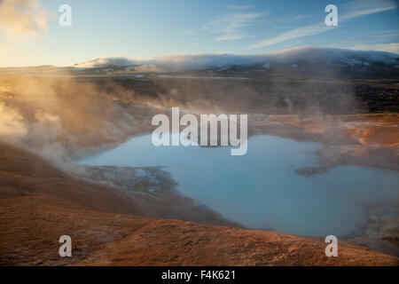 L'aube sur une piscine minérale volcanique Leirhnjukur, volcan Krafla à, 73320 Nordhurland Eystra, Islande. Banque D'Images