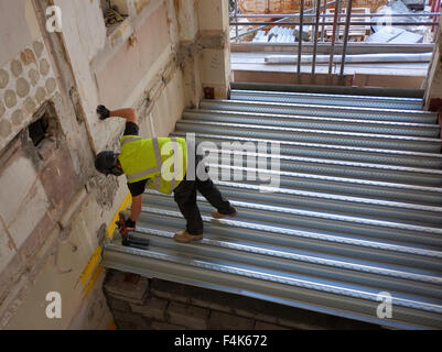 Builder travaille sur un plancher métallique Banque D'Images