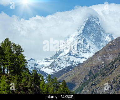 Cervin d'été sur la montagne et le soleil dans le ciel bleu (Alpes, Suisse, Zermatt) Banque D'Images
