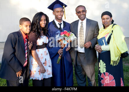 African American Family est fier de poser pour des photos après leurs fils high school cérémonie de remise de diplômes. Mahtomedi Minnesota MN USA Banque D'Images