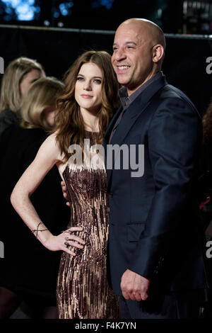 Londres, Royaume-Uni. 19 Oct, 2015. Rose Leslie et Vin Diesel arrive sur le tapis rouge pour la première européenne de "La dernière Witchhunter' le 19/10/2015 à l'Empire Leicester Square, Londres. Credit : Julie Edwards/Alamy Live News Banque D'Images