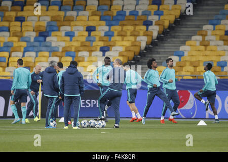 Le 19 octobre 2015 - Kiev, Ukraine - Chelsea joueurs réchauffer pendant une session de formation à Kiev, Ukraine, 19 octobre 2015. Fera face à Chelsea Dynamo Kiev à la Ligue des Champions de football match du groupe G à la stade Olimpiyskiy à Kiev le 20 octobre 2015. (Crédit Image : © Nazar Furyk via Zuma sur le fil) Banque D'Images