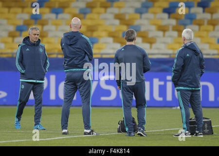 Le 19 octobre 2015 - Kiev, Ukraine - Chelsea joueurs réchauffer pendant une session de formation à Kiev, Ukraine, 19 octobre 2015. Fera face à Chelsea Dynamo Kiev à la Ligue des Champions de football match du groupe G à la stade Olimpiyskiy à Kiev le 20 octobre 2015. (Crédit Image : © Nazar Furyk via Zuma sur le fil) Banque D'Images