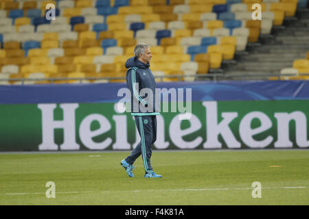 Le 19 octobre 2015 - Kiev, Ukraine - Chelsea joueurs réchauffer pendant une session de formation à Kiev, Ukraine, 19 octobre 2015. Fera face à Chelsea Dynamo Kiev à la Ligue des Champions de football match du groupe G à la stade Olimpiyskiy à Kiev le 20 octobre 2015. (Crédit Image : © Nazar Furyk via Zuma sur le fil) Banque D'Images