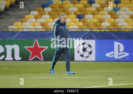 Le 19 octobre 2015 - Kiev, Ukraine - Chelsea joueurs réchauffer pendant une session de formation à Kiev, Ukraine, 19 octobre 2015. Fera face à Chelsea Dynamo Kiev à la Ligue des Champions de football match du groupe G à la stade Olimpiyskiy à Kiev le 20 octobre 2015. (Crédit Image : © Nazar Furyk via Zuma sur le fil) Banque D'Images