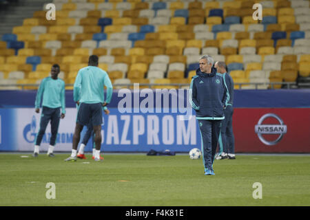 Le 19 octobre 2015 - Kiev, Ukraine - Chelsea joueurs réchauffer pendant une session de formation à Kiev, Ukraine, 19 octobre 2015. Fera face à Chelsea Dynamo Kiev à la Ligue des Champions de football match du groupe G à la stade Olimpiyskiy à Kiev le 20 octobre 2015. (Crédit Image : © Nazar Furyk via Zuma sur le fil) Banque D'Images