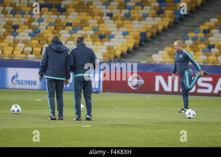 Le 19 octobre 2015 - Kiev, Ukraine - Chelsea joueurs réchauffer pendant une session de formation à Kiev, Ukraine, 19 octobre 2015. Fera face à Chelsea Dynamo Kiev à la Ligue des Champions de football match du groupe G à la stade Olimpiyskiy à Kiev le 20 octobre 2015. (Crédit Image : © Nazar Furyk via Zuma sur le fil) Banque D'Images