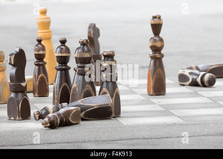 Une photographie de certaines grandes pièces des échecs à l'extérieur de l'édifice du Parlement suisse (Bundeshaus) à Berne, Suisse. Banque D'Images