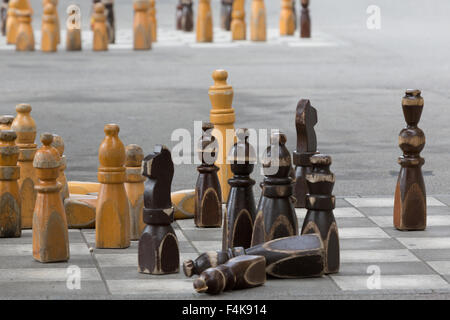 Une photographie de certaines grandes pièces des échecs à l'extérieur de l'édifice du Parlement suisse (Bundeshaus) à Berne, Suisse. Banque D'Images