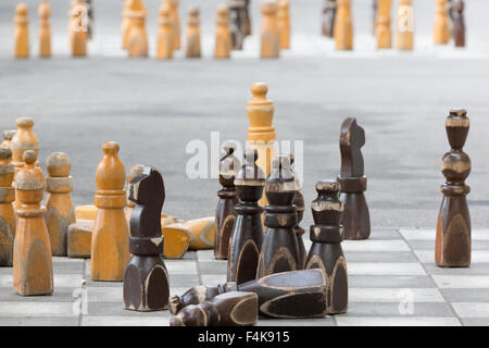 Une photographie de certaines grandes pièces des échecs à l'extérieur de l'édifice du Parlement suisse (Bundeshaus) à Berne, Suisse. Banque D'Images