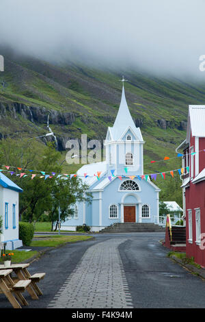 Église traditionnelle dans village Seydisfjordur, Austurland, Islande. Banque D'Images