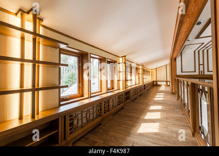 Les murs en bois avec un couloir intérieur. Banque D'Images